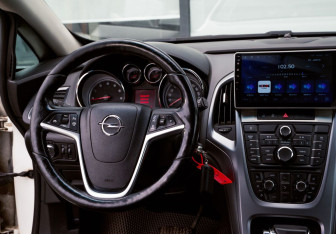 Подержанный автомобиль Opel Astra Sedan 2014 года (19 фото)