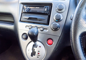 Подержанный автомобиль Honda Civic Hatchback 2003 года (12 фото)