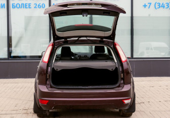 Подержанный автомобиль Ford Focus Hatchback 2010 года (20 фото)