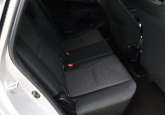 Подержанный автомобиль Subaru Trezia 2013 года (17 фото)