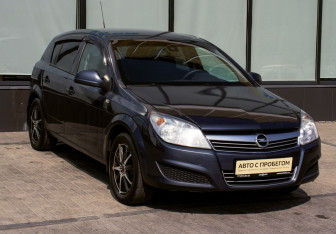 Подержанный автомобиль Opel Astra Hatchback 2010 года (7 фото)