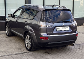 Подержанный автомобиль Mitsubishi Outlander 2007 года (3 фото)