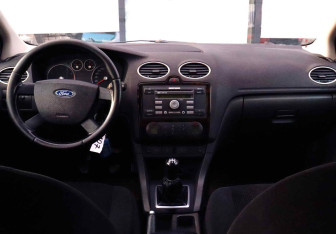 Подержанный автомобиль Ford Focus Hatchback 2005 года (17 фото)