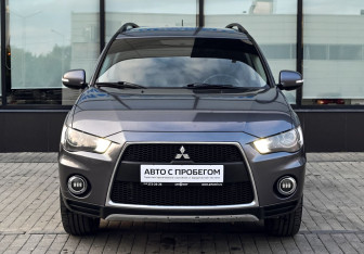 Подержанный автомобиль Mitsubishi Outlander 2012 года (8 фото)