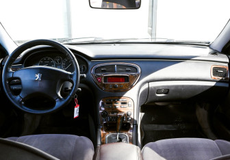 Подержанный автомобиль Peugeot 607 2000 года (16 фото)