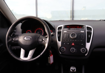 Подержанный автомобиль Kia Ceed Hatchback 2010 года (15 фото)