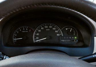 Подержанный автомобиль Toyota Ipsum 2004 года (18 фото)