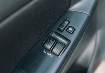 Подержанный автомобиль Toyota Corolla Sedan 2006 года (13 фото)