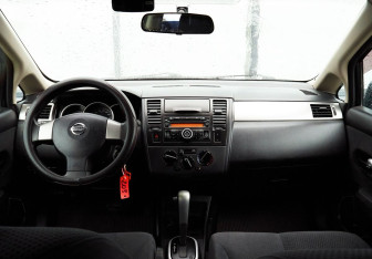 Подержанный автомобиль Nissan Tiida Hatchback 2011 года (18 фото)