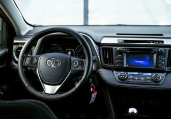 Подержанный автомобиль Toyota RAV4 2016 года (20 фото)