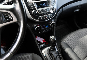 Подержанный автомобиль Hyundai Solaris Hatchback 2015 года (9 фото)