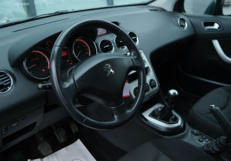 Подержанный автомобиль Peugeot 408 2014 года (9 фото)