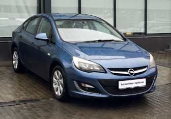 Подержанный автомобиль Opel Astra Sedan 2013 года (7 фото)