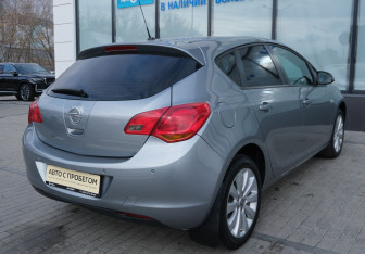Подержанный автомобиль Opel Astra Hatchback 2011 года (5 фото)