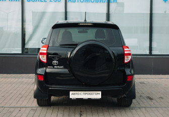 Подержанный автомобиль Toyota RAV4 2010 года (4 фото)