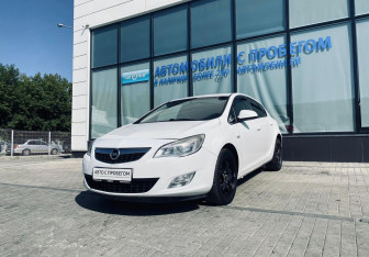 Подержанный автомобиль Opel Astra Hatchback 2011 года (8 фото)