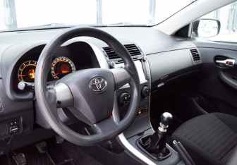 Подержанный автомобиль Toyota Corolla Sedan 2012 года (13 фото)