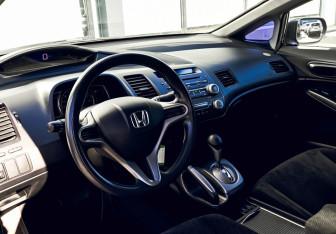 Подержанный автомобиль Honda Civic Sedan 2011 года (13 фото)
