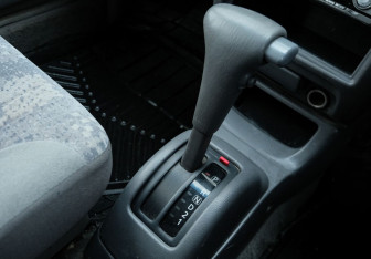 Подержанный автомобиль Nissan March Hatchback 2001 года (14 фото)