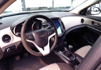 Подержанный автомобиль Chevrolet Cruze Sedan 2011 года (14 фото)