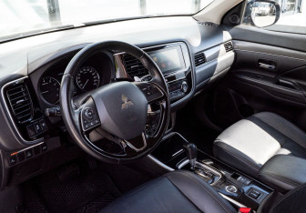 Подержанный автомобиль Mitsubishi Outlander 2018 года (16 фото)