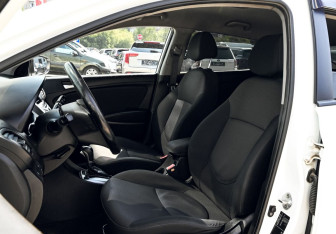 Подержанный автомобиль Hyundai Solaris Hatchback 2014 года (16 фото)