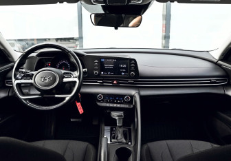 Подержанный автомобиль Hyundai Elantra Sedan 2021 года (24 фото)