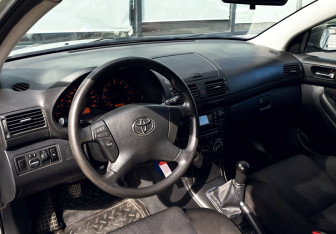 Подержанный автомобиль Toyota Avensis Sedan 2008 года (14 фото)