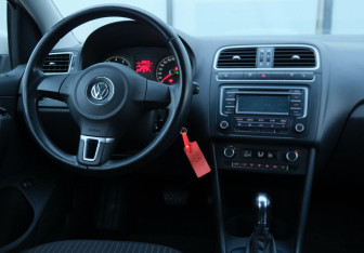 Подержанный автомобиль Volkswagen Polo Sedan 2013 года (10 фото)