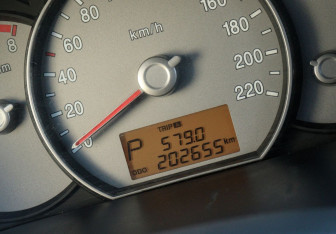 Подержанный автомобиль Kia Carens 2007 года (15 фото)