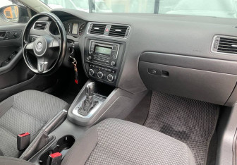 Подержанный автомобиль Volkswagen Jetta Sedan 2014 года (10 фото)