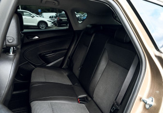Подержанный автомобиль Opel Astra Hatchback 2012 года (18 фото)