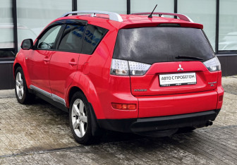 Подержанный автомобиль Mitsubishi Outlander 2007 года (3 фото)