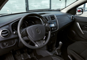 Подержанный автомобиль Renault Sandero 2017 года (13 фото)