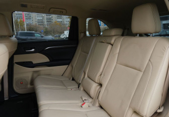 Подержанный автомобиль Toyota Highlander 2014 года (17 фото)