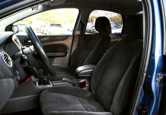 Подержанный автомобиль Ford Focus Sedan 2006 года (16 фото)