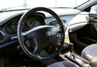 Подержанный автомобиль Peugeot 607 2000 года (13 фото)