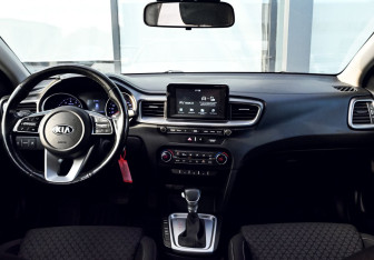 Подержанный автомобиль Kia Ceed Hatchback 2019 года (16 фото)