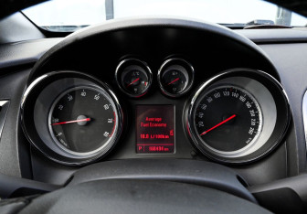 Подержанный автомобиль Opel Astra Hatchback 2011 года (11 фото)