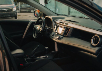 Подержанный автомобиль Toyota RAV4 2014 года (11 фото)