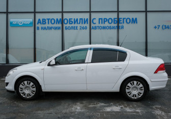 Подержанный автомобиль Opel Astra Sedan 2012 года (2 фото)
