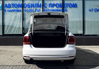 Подержанный автомобиль Volkswagen Polo Sedan 2016 года (18 фото)