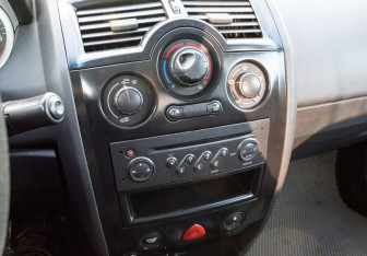 Подержанный автомобиль Renault Megane Sedan 2005 года (13 фото)