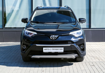 Подержанный автомобиль Toyota RAV4 2017 года (8 фото)