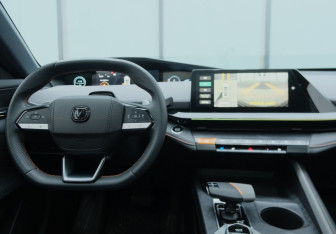 Подержанный автомобиль Changan UNI-V 2023 года (10 фото)