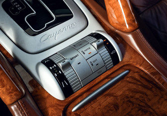 Подержанный автомобиль Porsche Cayenne 2007 года (10 фото)