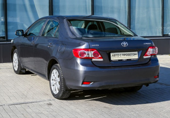 Подержанный автомобиль Toyota Corolla Sedan 2012 года (3 фото)