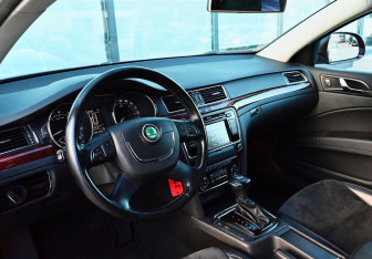 Подержанный автомобиль Skoda Superb Liftback 2012 года (15 фото)