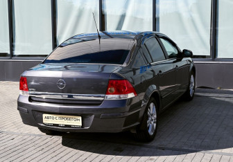Подержанный автомобиль Opel Astra Sedan 2012 года (5 фото)