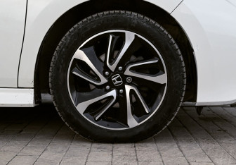 Подержанный автомобиль Honda Stepwgn 2016 года (22 фото)